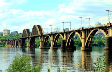 Demiryolu Köprüsü şehir Dnipro Dinyeper Nehri geçip kemerli