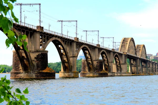 Pont voûté sur le fleuve Dniepr dans la ville de Dniepr, Ukraine — Photo