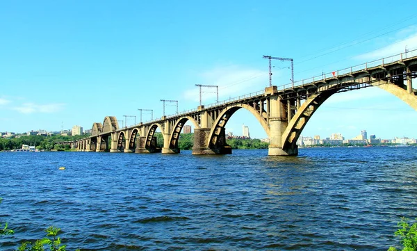 Pont voûté sur la rivière Dniepr avec vue sur la ville de Dniepr — Photo