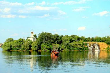 Yaz manzara Dinyeper Nehri ve manastır Adası Dnipro City, Ukrayna.