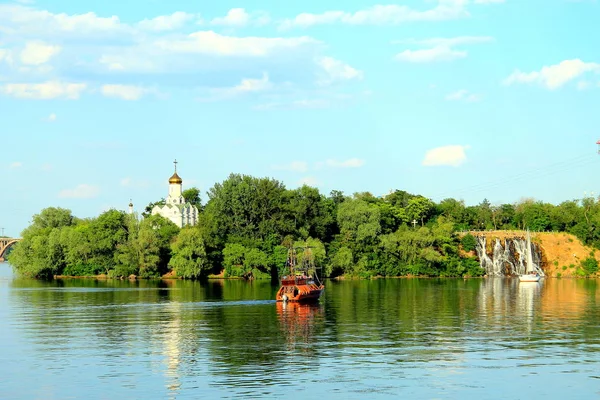 Paisagem de Verão do rio Dnieper e Mosteiro da ilha na cidade do Dnipro, da Ucrânia. — Fotografia de Stock