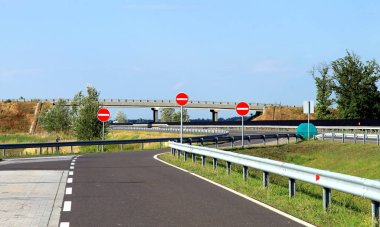 Asfaltlı yol işareti girmeyin 