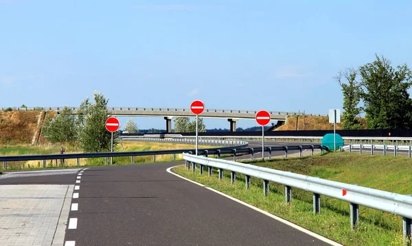 Asfaltlı yol işareti girmeyin 