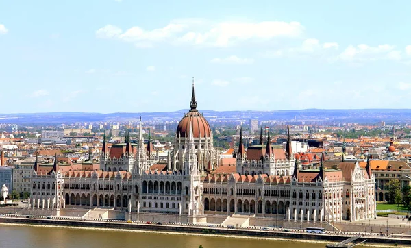 Macaristan Parlamentosu'nun ve peyzaj Budapeşte görünüm. 