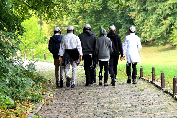 Les gars hâtifs dans les balles traditionnelles marchent dans le parc . — Photo