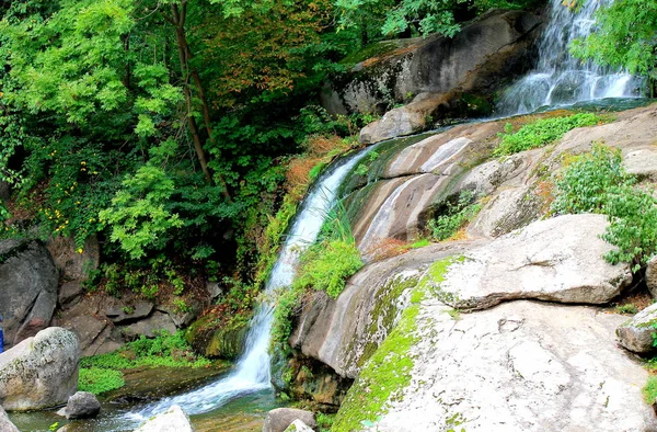 Ein malerischer Wasserfall im herbstlichen Park. — Stockfoto