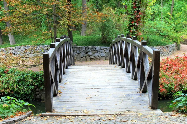 Ponte de madeira bonita através de um pequeno rio no outono Sofia Park — Fotografia de Stock