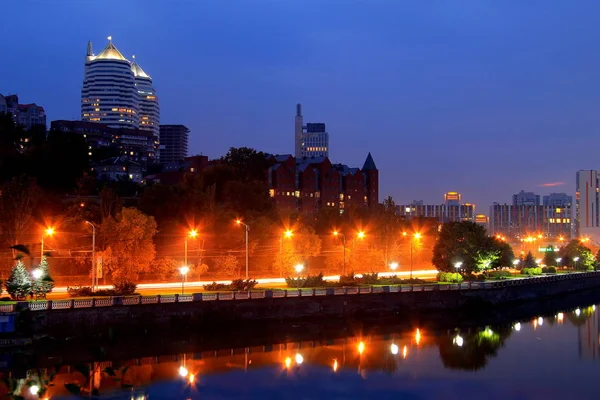 Blick auf den Dnipropetrowsk-Damm am Abend (dnepropetrowsk, dnipro). — Stockfoto