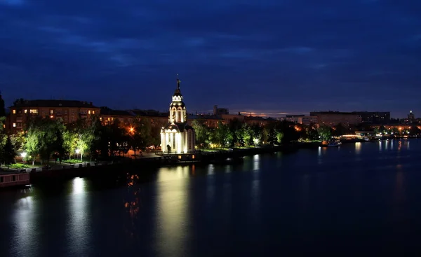 Hermosa iglesia con iluminación nocturna, luces reflejadas en el agua. Vista del banquillo de Dnipropetrovsk, Ucrania — Foto de Stock