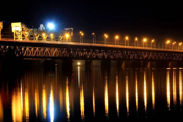 Puente ferroviario de dos niveles sobre el río Dniéper en la ciudad de Dnipro (Dnepropetrovsk, Dnipropetrovsk, Dniéper) Ucrania — Foto de Stock