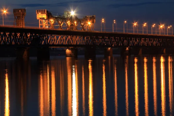 Pont routier et ferroviaire à deux niveaux traversant la rivière Dniepr dans la ville de Dnipro — Photo
