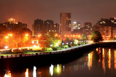 Gece Dnipro şehir setin görünümünü 