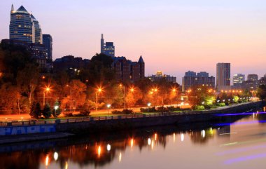 Gece Dnipro şehir setin görünümünü 