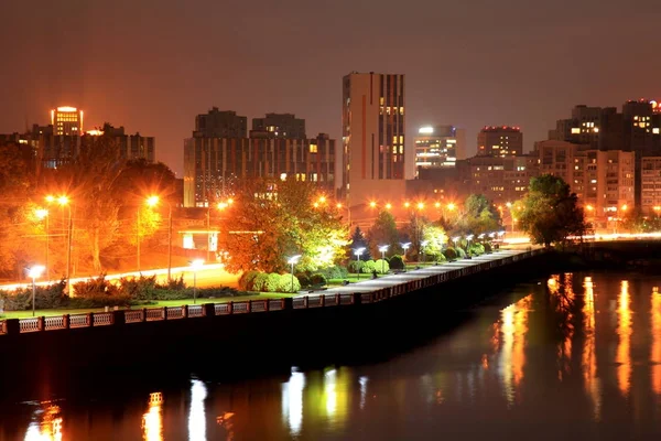 Vista de la ciudad de Dnipro Embankment en la noche — Foto de Stock