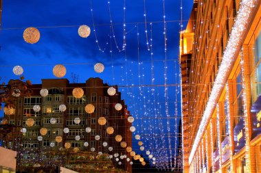 Güzel Bulvarı dekore edilmiş aydınlatma ve top geceleri, Dnepr city, Ukrayna 