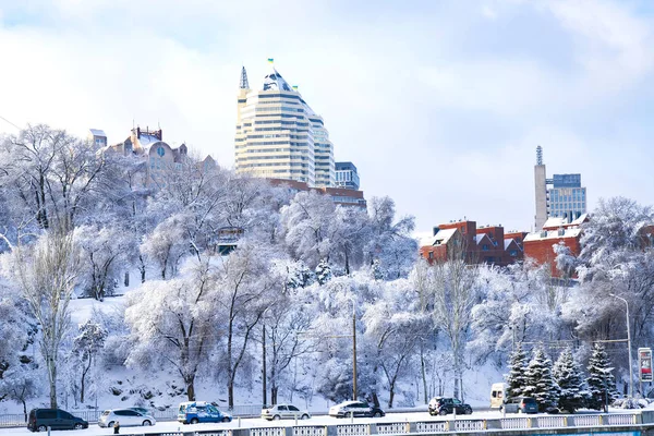 Kar ve hoarfrost kaplı Dnepr, kış manzara. Binalar gökdelenler ve manastır Adası Park'tan görünümünü. Ukrayna (Dnepropetrovsk, Dnipro, Dnipropetrovsk) 