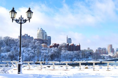 Kar ve hoarityfrost kaplı Dnipro kentin kış manzarası. Binalar, gökdelenler ve manastır Adası Park'tan görünümünü. Ukrayna (Dnepropetrovsk, Dnepr, Dnipropetrovsk) 