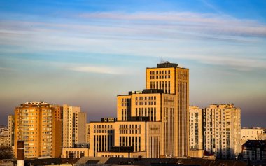 Dnipro şehir merkezinde akşam günbatımında, (Dnepr, Dnepropetrovsk, Dnipropetrovsk), Ukrayna görüntülemek