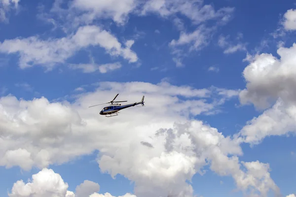 Helikopter Fliegt Vor Dem Hintergrund Weißer Kumuluswolken Blauen Himmel — Stockfoto