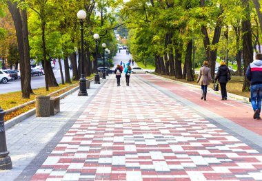 Ukrayna süsleme şeklinde kaldırım levhalar ile Dnepr şehrin merkezi cadde, Yavornytsky Avenue görünümü. (Dnipro, Dnepropetrovsk, Dnipropetrovsk), Ukrayna.