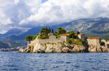 Aziz Stephen Adası'ndan deniz, defne Budva, Karadağ, Avrupa görünümünü