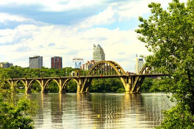 Güzel Merefo Herson köprüde Dinyeper Nehri ve Dnipro şehir gökdelenler bir görünümünü kemerli. Dnepropetrovsk, Dnipropetrovsk, Dnepr, Ukrayna.