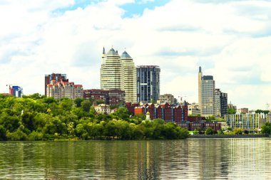 Dinyeper Nehri, manastır Adası, binalar ve gökdelenler Dnipro City (Dnepropetrovsk, Dnipropetrovsk, Dnepr), Ukrayna