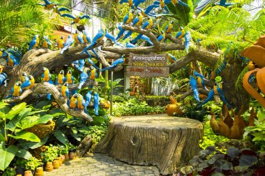Pattaya, Tayland, 28 Şubat 2017. Egzotik Bahçe Nong Nuch tropik bitkiler ve papağan figürler ile.