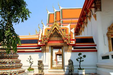 Bahçesinde muhteşem renkli Budist tapınağı dekore edilmiş antik mozaik ve altın yaldız, Bangkok, Tayland, Güney-Doğu Asya.