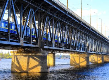 Yolcu treni Dnipro şehir Dinyeper Nehri geçip bir iki düzeyli köprü ve bir demiryolu yayılır. Dnepropetrovsk, Dnipropetrovsk, Dnepr, Ukrayna