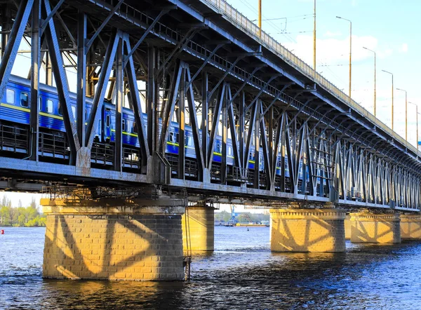 Tren Pasajeros Viaja Largo Puente Dos Niveles Ferrocarril Través Del — Foto de Stock