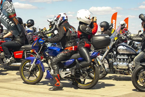 Cidade Dnipro Ucrânia Abril 2018 Motociclistas Motocicletas Capacetes Jaquetas Couro — Fotografia de Stock