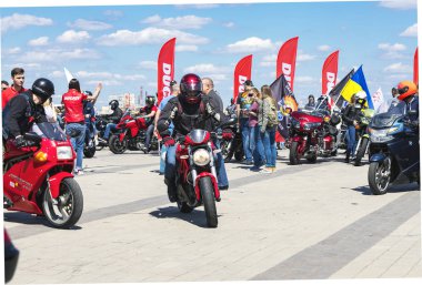 Dnipro city, Ukrayna, 28 Nisan 2018. Dnepr setin içinde motosiklet bisikletçileri. (Dnepropetrovsk, Dnipropetrovsk), Ukrayna