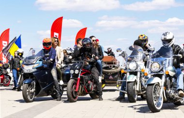 Dnipro city, Ukrayna, 28 Nisan 2018. Dnepr setin içinde motosiklet bisikletçileri. (Dnepropetrovsk, Dnipropetrovsk)