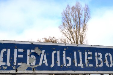 Ukrayna 'daki savaş. Ukraynaca yazılmış bir yol tabelası, Debaltseve, savaş sırasında kurşunlarla vurulmuş. Donetsk bölgesinde silahlı çatışma, Ukrayna 'nın doğusu, yıkım