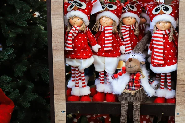Okno Sklepowe Zabawkami Dekoracjami Świątecznymi Noworocznymi Zabawne Lalki Kapeluszach Świętego — Zdjęcie stockowe