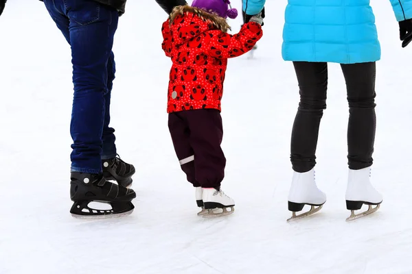 Malé Dítě Bruslí Svými Rodiči Kluzišti Zimě Muž Žena Učí — Stock fotografie