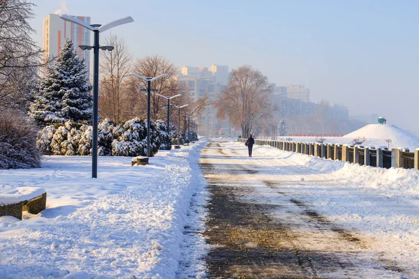 Paysage Hivernal Couvert Neige Embankment Neige Par Une Journée Givrée — Photo