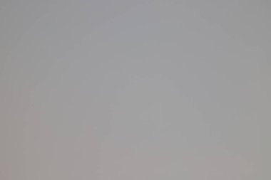 Basit, sade, gri bir arkaplan. Gri madde yüzeyinin bulanık görüntüsü - duvar, zemin, metin için kopyalama alanı olan endüstriyel soyut arkaplan.