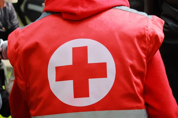 Equipe Médica Uniforme Com Uma Cruz Vermelha Fornece Cuidados Médicos — Fotografia de Stock