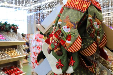 Hediyeler, oyuncaklar ve dekorasyonlar için Noel ve yeni yıl çizmeleri. Olumlu duygular, neşe. Noel 'in şenlikli kış ticareti, oyuncakçıda bir panayır, alışveriş