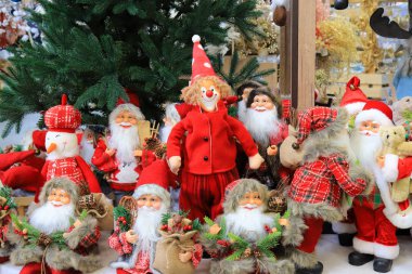 Komik palyaço, Noel Baba, Noel ve yeni yıl oyuncakları ve süslemeleri. Olumlu duygular, neşe. Noel 'in şenlikli kış ticareti, oyuncakçıda güzel, alışveriş