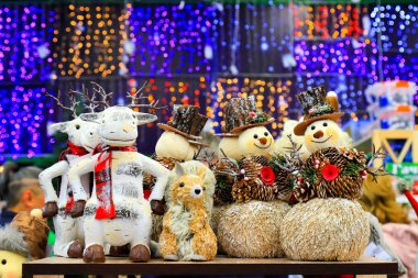 Mağazada Noel ve yeni yıl oyuncakları ve süslemeleri var. Komik kardan adamlar ve şapkalı bebekler. Şenlikli kış Noel alışverişi, alışveriş merkezinde, alışveriş merkezinde.
