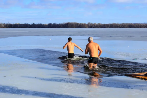 Зимние Виды Спорта Закалка Зимой Люди Плавают Речных Ямах Православный — стоковое фото