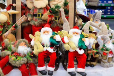 Gülen kırmızı Noel Baba, en sevdiği yeni yıl oyuncakları, süslemeler ve hediyeler, en iyi olumlu duygular. Noel kış ticareti, alışveriş. Oyuncak Mağazası Fuarı