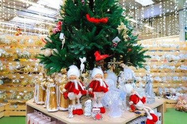 Güzel Noel ağacı ve komik favori yeni yıl oyuncakları, bebekler, dekorasyonlar ve hediyeler, en iyi pozitif duygular. Yılbaşı kutlamaları, kış ticareti, alışveriş. Oyuncak Mağazası Fuarı