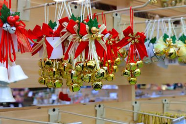 Güzel altın Noel çanları, favori yeni yıl oyuncakları, dekorasyonlar ve hediyeler, en iyi pozitif duygular. Noel şenliği kış ticareti, alışveriş. Oyuncak Mağazası Fuarı