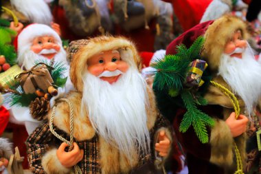 Gülen komik Noel Baba, bir sürü güzel yeni yıl oyuncakları, bir sürü hediye, en iyi pozitif duygular. Noel 'in şenlikli kış ticareti 2020, alışveriş. Oyuncak Dükkanı