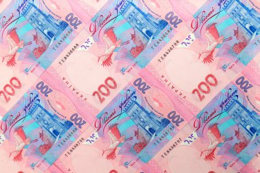 Ukrayna Hryvnia 'sı, 200 Hrivna' yı satranç tahtası şeklinde, köşegen şeklinde banknotlar. Para konsepti ve geçmiş, tatiller için hediyeler, kredi, alışveriş, kredi, depozito. Ukrayna onisi 