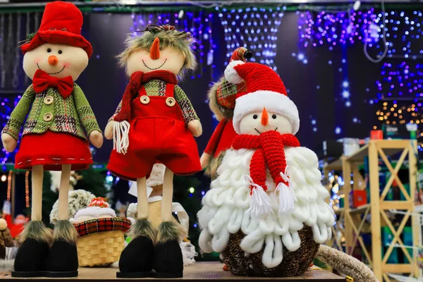 Красиві Смішні Білі Сніговики Ляльки Червоних Капелюхах Улюблені Новорічні Іграшки — стокове фото